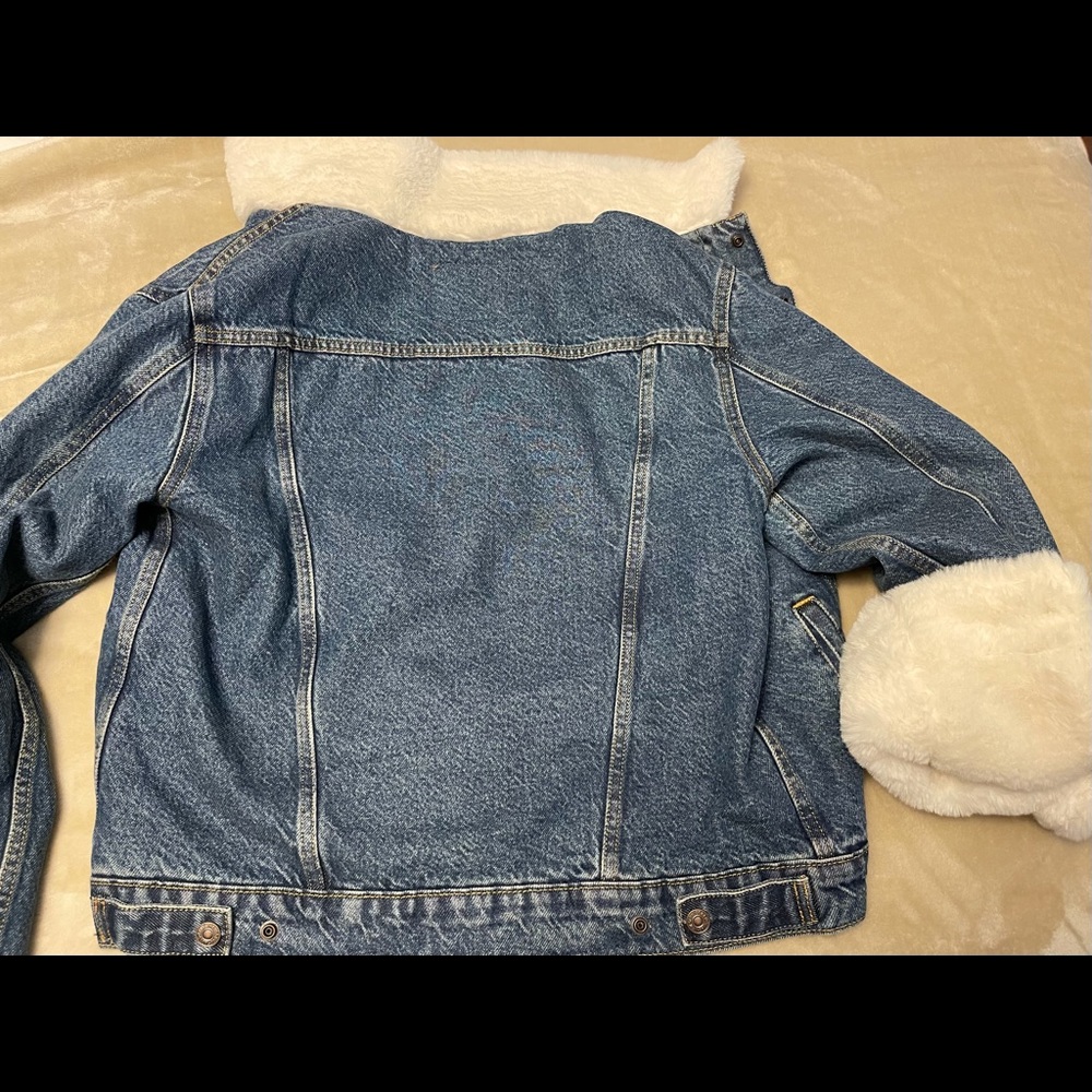 Levi's womens Fur Collar Ex-boyfriend Trucker Jackets - Picture 11 of 14
